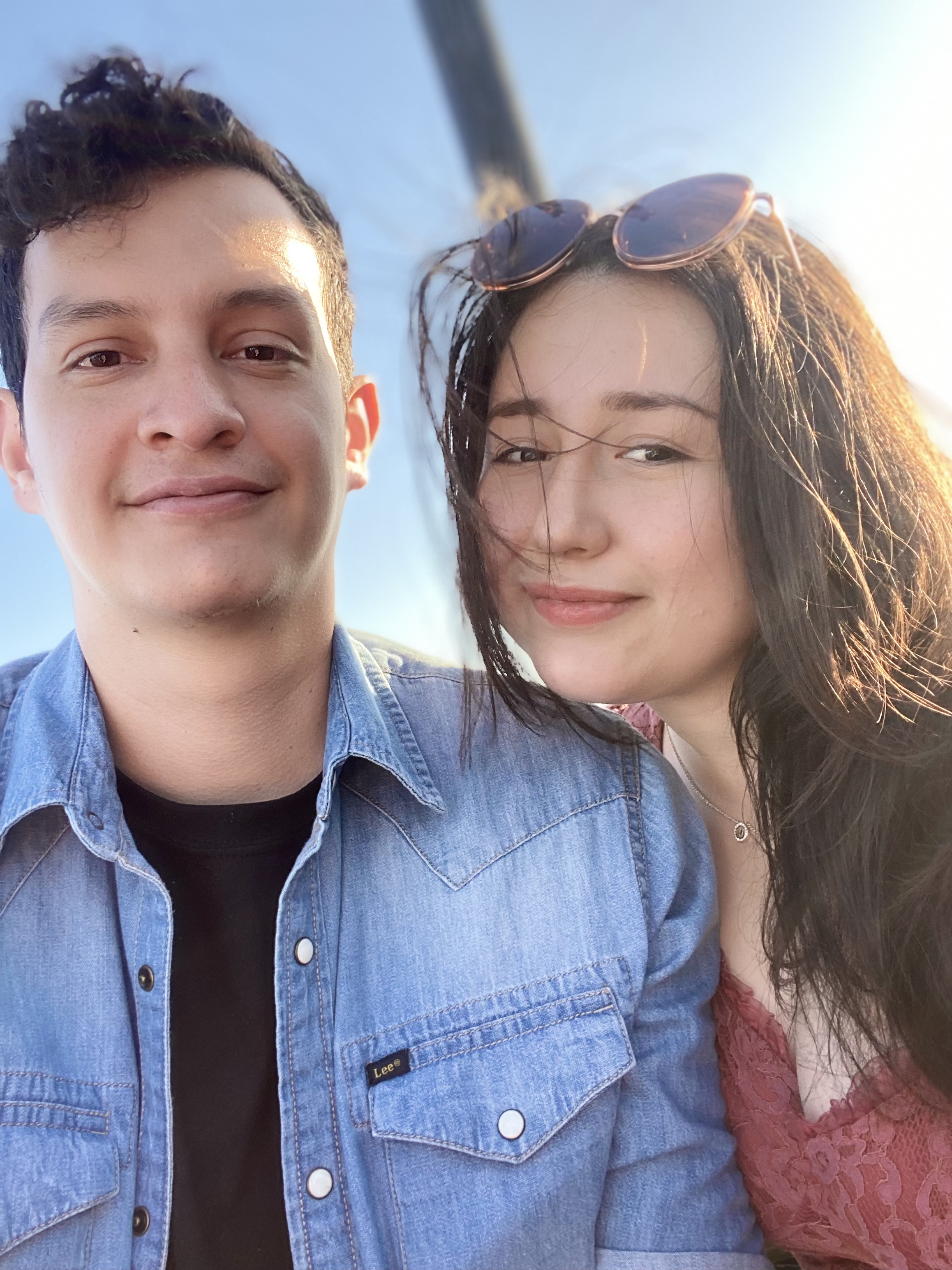 Nosotros con luz dorada