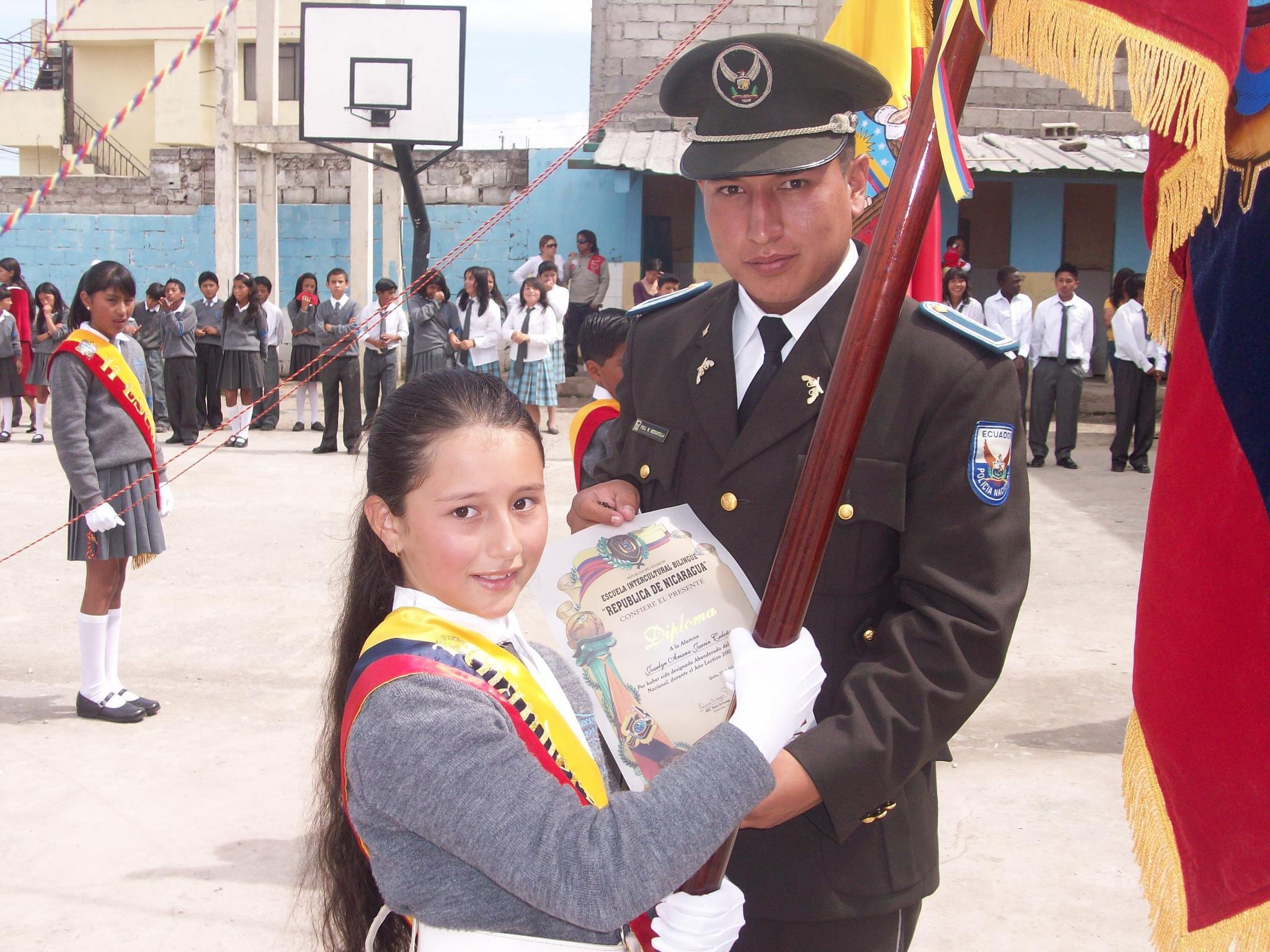 Arii recibiendo su diploma