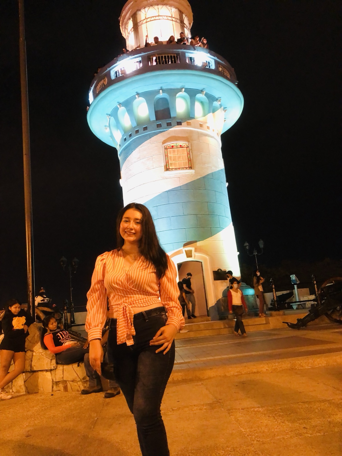 Tú de noche frente al faro