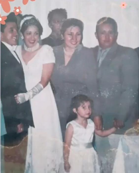 Arii de niña con su familia
